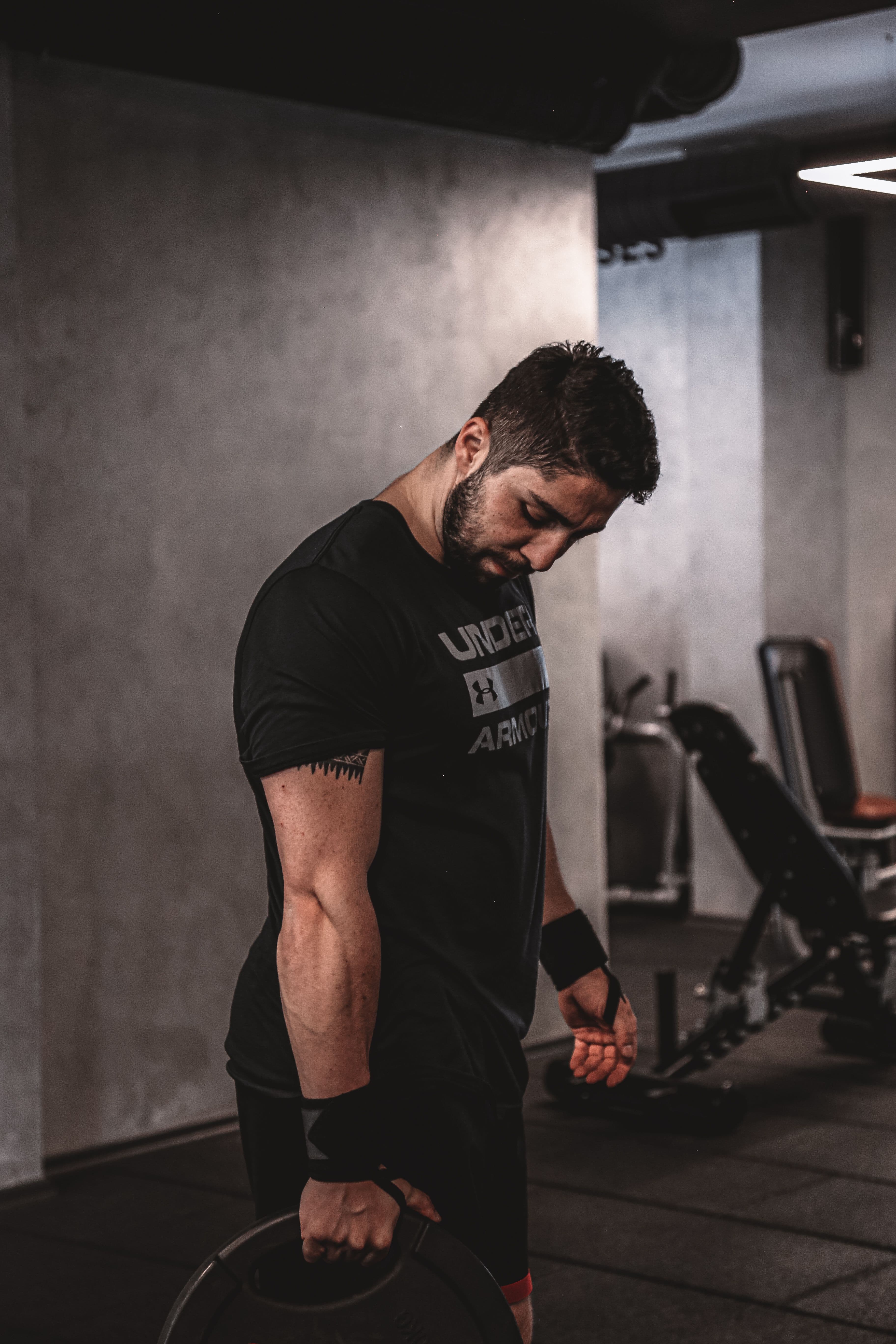 Deportista sosteniendo pesas en un espacio de entrenamiento